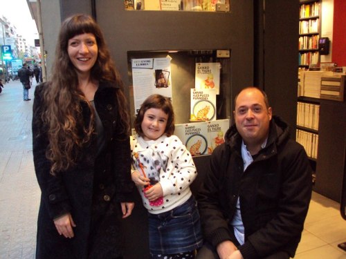 Família (literària) Ganxo: Neus Moran, il·lustradora (esquerra), Mercè (ama de Ganxo), i Artur Hernàndez, autor. 