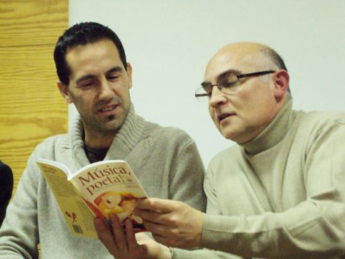 Miquel Ferrandis (personificació en el món real del nom literari Ángel Gavara, a l'esquerra) i Josep Lluís Abad, en un moment de la presentació de Música, poeta! a la Vall d'Uixó.