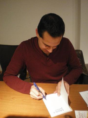 Miquel Ferrandis signant un dels seus llibres a una admiradora...