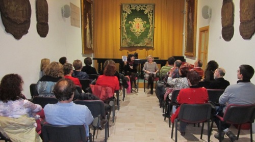 Anna Lis, acompanyada per M. J. Escrivà, en una trobada organitzada pel Club de Lectura de la Regidoria d'Igualtat d'Alzira
